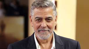 George Clooney está irreconhecível: astro parece dez anos mais jovem com seu novo visual sem cabelo grisalho