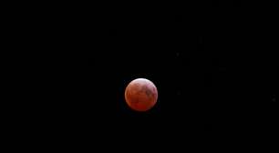 Eclipse total da Lua neste domingo trará raro fenômeno da 'Lua de Sangue'