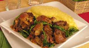 Rabada com polenta e agrião: aprenda a fazer o prato cheio de sabor