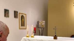 Vaticano divulga primeira imagem do Papa no hospital desde que iniciou tratamento em 14 de fevereiro
