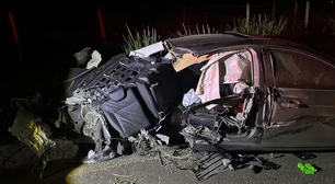Jovem alcoolizado bate em caminhão durante fuga da PM e sai sem roupa do carro