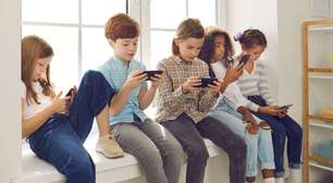 Médico alerta: Uso de celulares está causando dor nas mãos de crianças e adolescentes