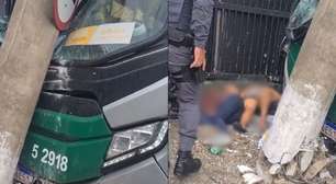 Duas pessoas ficam feridas após ônibus invadir ponto em São Paulo