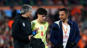 Após ser cortado, zagueiro, do Barcelona deixa a seleção espanhola