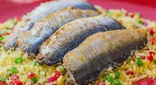 Sardinha ao molho com farofa colorida: aprenda a fazer o prato suculento