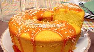 Bolo de milho com calda de açúcar queimado para o lanche da tarde