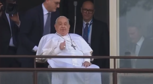 Papa Francisco recebe alta de hospital e acena para fiéis; vídeo