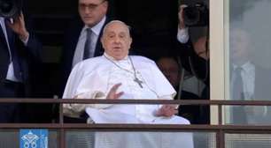 Papa Francisco recebe alta após quase 40 dias internado e faz primeira aparição aos fiéis