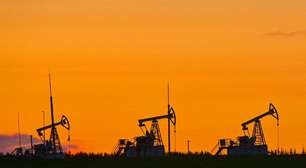 Petróleo sobe 1% enquanto Trump planeja tarifar países que compram a commodity da Venezuela