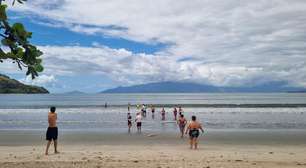 CAPS de Guararema participa de dia de inclusão social e lazer em praia acessível de Caraguatatuba