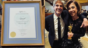 Fernanda Torres enquadra documentos de premiação de 'Ainda Estou Aqui'; veja