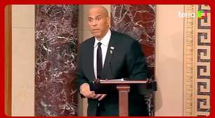 Senador completa 24 horas discursando contra políticas de Trump
