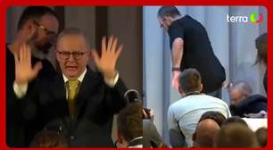 Primeiro-ministro da Austrália leva tombo em palco durante evento de campanha