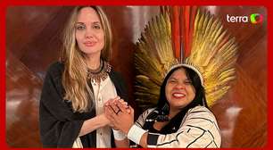 Em tour pelo Brasil, Angelina Jolie ganha colar de 'sementes sagradas' de Sonia Guajajara