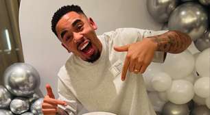 Neymar brinca sobre bolo de aniversário de Gabriel Jesus: 'Desenho tá esquisito'