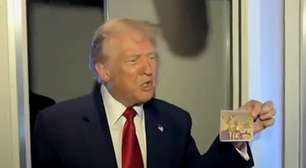 Trump mostra primeiro "Gold Card" e diz ser o primeiro comprador