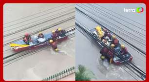 Bombeiros em bote resgatam cabra ilhada em rua alagada de Petrópolis