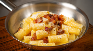Aprenda a preparar o rigatoni à carbonara do restaurante Daje Roma