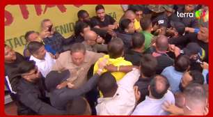 Bolsonaro enfrenta empurra-empurra para chegar a carro de som em ato por anistia na Avenida Paulista