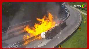 Veja momento em que caminhão-tanque tomba e explode na BR-101