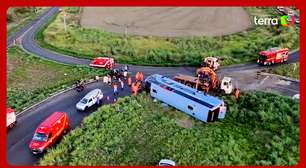 Ônibus com 50 passageiros capota e deixa ao menos quatro mortos e 18 feridos em Minas Gerais