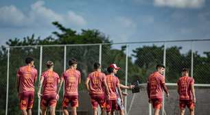 Por lesão grave e dores, lateral ex-Vila Nova surpreende e anuncia aposentadoria: "As dores"