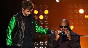 Justin Bieber 'brinca' com cegueira de Stevie Wonder e diz que amigo 'nunca vê' suas ligações do FaceTime: 'Esse idiota'