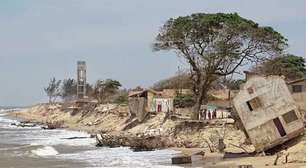 A praia brasileira que o mar está engolindo
