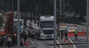 Cratera na Marginal Tietê reabre e interdita trecho da via em São Paulo