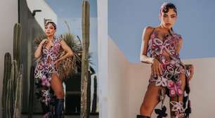 Em terceiro dia de Coachella, Gkay ousa ao usar visual brilhante cheio de borboletas