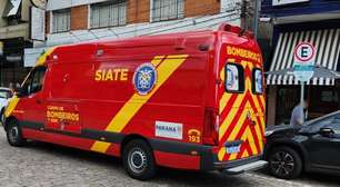 Após escorregar de escada, trabalhador cai de 4 metros em restaurante no Centro de Curitiba