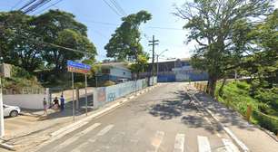 Mãe relata que filha é obrigada a ver aulas em corredor de escola em Araçariguama