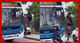 Homem invade ônibus pela janela, agride motorista e assume direção do veículo no RJ