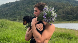 Sem camisa, João Guilherme curte dia no campo ao lado de cachorro que adotou com Bruna Marquezine