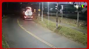 Caminhão-tanque é atingido por trem ao tentar cruzar ferrovia, no Paraná