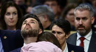 Em conflito com papa Francisco, vice-presidente dos EUA comparece à cerimônia da Sexta-feira Santa no Vaticano