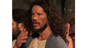 Gafe! Globo abre 'Mais Você' com José Loreto em cenas da Paixão de Cristo e música de Ivete Sangalo: 'O couro tá comendo'. Vídeo!