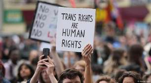 Ato em defesa das pessoas trans reúne milhares em Londres