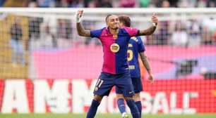 Raphinha decide, Barcelona vira no fim e fica perto do título