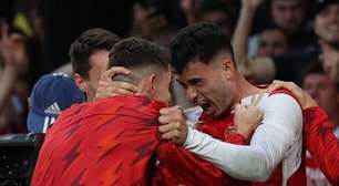 Arsenal atropela o moribundo Ipswich e segue sonhando com o título