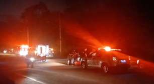 Motociclista sofre acidente com dois carros após cair sobre óleo na pista em Mairinque
