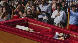 Milhares de fiéis se despedem do papa em Roma; Vaticano cogita prolongar velório