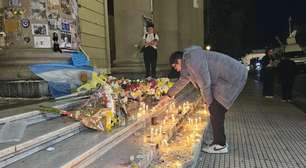 Argentinos acendem velas pelo papa Francisco, que vai virar nome de estádio de futebol
