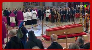 Freira amiga do papa quebra protocolo e se aproxima do caixão para despedida emocionante durante velório