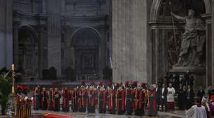 Corpo do papa Francisco chega à Basílica de São Pedro