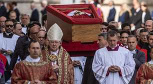Água benta, moedas e selos oficiais: como será o fim do velório e o sepultamento do Papa Francisco?