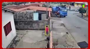 Caminhão desgovernado desce rua e invade casas no interior de SP