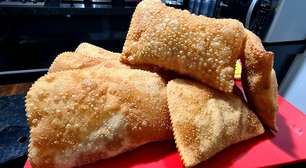 Que tal fazer hoje? O pastel de bacon leva o melhor recheio e ainda fica bem sequinho