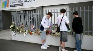 França: estudantes prestam homenagem a vítimas do ataque com faca por um adolescente em Nantes