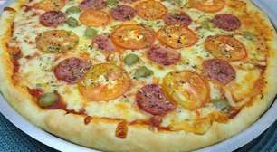 Massa de pizza caseira: aprenda a fazer para saborear em família no fim de semana